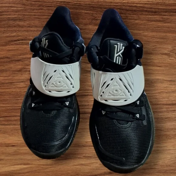 Nike Black and White Athletic Shoes - Picture 3 of 4